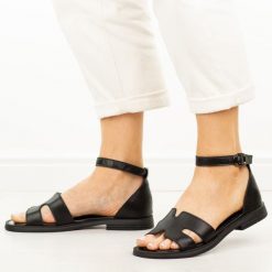 Czarne skórzane sandały damskie Vinceza 62305. Czarne sandały VINCEZA, bez wzorów, z jeansu, casualowe, bez obcasa, na płaskiej podeszwie, bez zapięcia. Za 199.00 zł.