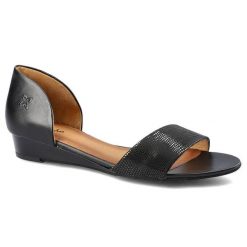 Czarne Sandały Maciejka Damskie Eleganckie Buty. Czarne sandały Maciejka, bez wzorów, ze skóry, biznesowe, bez obcasa, na koturnie, bez zapięcia. Za 269.00 zł.
