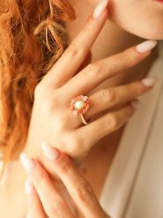 Pierres delicates Pozłacany pierścionek z perłą i agatami rozmiar: onesize. Czerwone pierścionki Pierres delicates, z agatem, pozłacane. Za 30.99 zł.