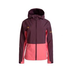 Kurtka damska typu soft shell LANETTE W, wodoodporna, wiatroszczelna i termiczna. Czerwone kurtki sportowe Izas, bez wzorów, z softshellu, bez kaptura, trekkingowe. Za 443.43 zł.