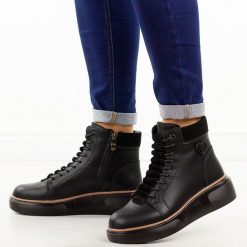 Czarne skórzane botki damskie Filippo Dbt7128/25. Czarne botki Filippo, na jesień, z aplikacjami, z jeansu, z okrągłym noskiem, bez obcasa, na platformie, bez zapięcia. Za 299.00 zł.