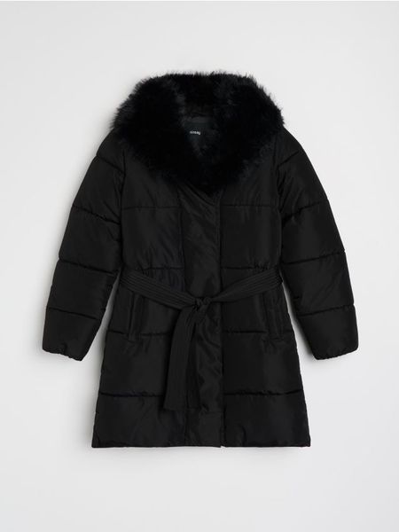 Pikowany płaszcz z futerkiem - czarny. Czarne płaszcze Sinsay, l, bez wzorów, bez kaptura. Za 119.99 zł.