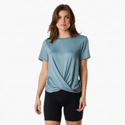 Koszulka treningowa damska Swedemount Core Wrap Soft Tee szybkoschnąca. Zielone bluzki SWEDEMOUNT, bez wzorów, sportowe, bez kołnierzyka, bez ramiączek. W wyprzedaży za 57.00 zł.