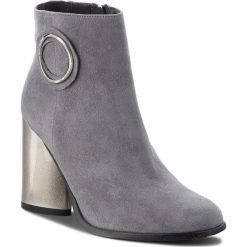 Botki SOLO FEMME - 48007-13-E44/000-02-00 Szary. Szare botki Solo Femme, z aplikacjami, ze skóry ekologicznej, bez obcasa, bez zapięcia. W wyprzedaży za 269.00 zł.