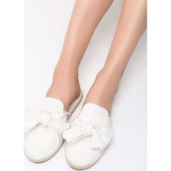 Białe Klapki Moonstone. Białe klapki Born2be, bez wzorów, bez obcasa, na płaskiej podeszwie. Za 29.99 zł.
