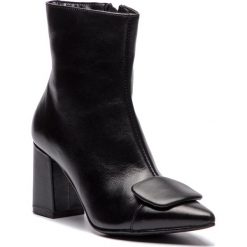 Botki SAGAN - 3249 Czarny Lico. Czarne botki Sagan, z aplikacjami, ze skóry, bez obcasa, na obcasie, bez zapięcia. W wyprzedaży za 259.00 zł.