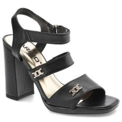 Czarne Sandały Karino Eleganckie Skórzane Buty Damskie. Czarne sandały Karino, z aplikacjami, ze skóry, eleganckie, bez obcasa, na obcasie, bez zapięcia. Za 429.00 zł.