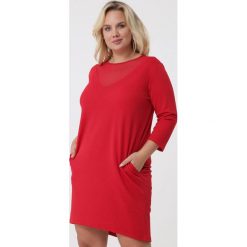 Czerwona Sukienka Janice. Czerwone sukienki Born2be, bez wzorów, z materiału, bez kołnierzyka, bez ramiączek, mini. Za 69.99 zł.