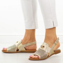 Złote skórzane płaskie sandały damskie Cambell 19396. Żółte sandały Cambell, z aplikacjami, z gumy, eleganckie, bez obcasa, na płaskiej podeszwie, bez zapięcia. W wyprzedaży za 192.72 zł.