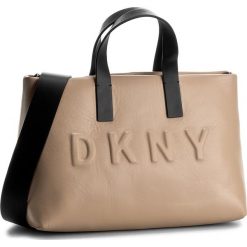 Torebka DKNY - Debossed Logo R171540802 Nude/Black 256. Brązowe torebki klasyczne DKNY, bez wzorów, ze skóry, bez dodatków. W wyprzedaży za 869.00 zł.