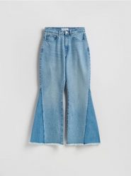 Jeansy flare z łączonych materiałów - niebieski. Niebieskie jeansy Reserved, bez wzorów. Za 139.99 zł.