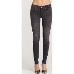 JEANSY DIVINE SLIM FIT BOTTOM UP LIU JO. Czarne jeansy Liu Jo, z aplikacjami, z podwyższonym stanem. Za 659.00 zł.