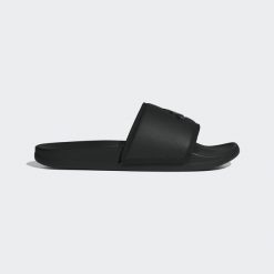 Klapki Adilette Komfort. Czarne klapki Adidas, bez wzorów, bez obcasa. Za 199.00 zł.