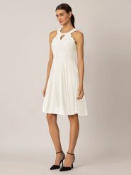 APART Sukienka w kolorze białym rozmiar: 42. Białe sukienki Apart, bez wzorów, z koronki, sportowe, bez kołnierzyka, bez ramiączek, mini, sportowe. Za 143.99 zł.