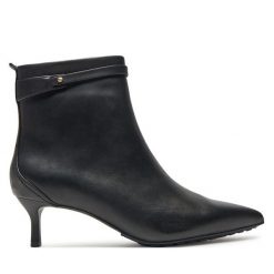 Botki Clarks. Czarne botki Clarks, bez wzorów, bez obcasa, na szpilce, bez zapięcia. Za 629.99 zł.