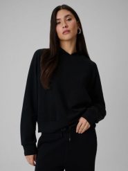 4F Bluza dresowa regular z kapturem damska - czarna XS. Czarne bluzy 4f, uniwersalny, bez wzorów, z dresówki, z kapturem. Za 199.99 zł.