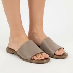 Klapki damskie Armodo, cholewka skóra naturalna fason wsuwany szeroki pasek odkryte palce płaska podeszwa, szare, 40475. Szare klapki Armodo, bez wzorów, ze skóry, bez obcasa, na płaskiej podeszwie. Za 269.00 zł.