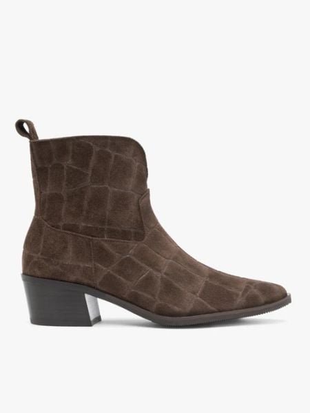 Brązowe botki print skóra krokodyla. Brązowe botki Ryłko, bez wzorów, ze skóry, bez obcasa, na obcasie, bez zapięcia. Za 549.99 zł.
