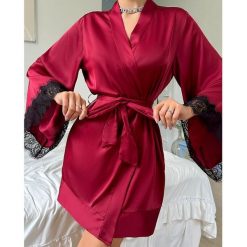 Szlafrok z szerokimi rękawami z miękkiego materiału na relaks w domu Nicolina. Białe szlafroki Intica, m, bez wzorów, bez ramiączek, bez kaptura. Za 129.00 zł.