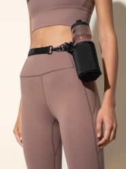 4F Torebka na butelkę na ramię damska 4F x Anna Lewandowska Uniwersalny. Czarne torby na ramię 4f, bez wzorów, sportowe, na ramię, matowe, bez dodatków. W wyprzedaży za 49.99 zł.