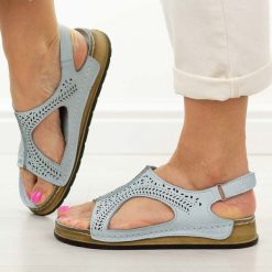 J. Niebieskie skórzane sandały damskie T.Sokolski 321. Niebieskie sandały Sokolski, bez wzorów, ze skóry, klasyczne, bez obcasa, na płaskiej podeszwie, bez zapięcia. Za 269.00 zł.