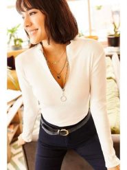 Olalook Koszulka w kolorze kremowym rozmiar: L. Brązowe bluzki Olalook, l, bez wzorów, bez kołnierzyka, bez ramiączek. Za 56.99 zł.