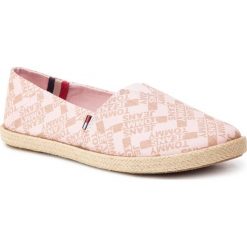 Espadryle TOMMY JEANS - Allover Print Slip On EN0EN00456 Lotus 662. Czerwone espadryle Tommy Jeans, bez wzorów, z jeansu, bez obcasa, na płaskiej podeszwie, bez zapięcia. W wyprzedaży za 159.00 zł.