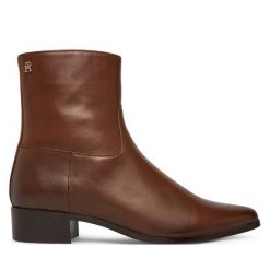 Botki Tommy Hilfiger. Brązowe botki TOMMY HILFIGER, bez wzorów, bez obcasa, na płaskiej podeszwie, bez zapięcia. Za 699.99 zł.