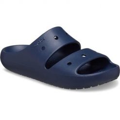 Klapki damskie Crocs Classic V2. Niebieskie klapki Crocs, bez wzorów, z materiału, bez obcasa. Za 216.00 zł.