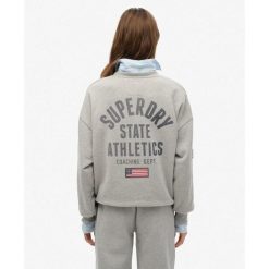 Koszulka dresowa damska z nadrukiem Superdry Athletic Essentials. Szare bluzki Superdry, bez wzorów, z dresówki, bez kołnierzyka, bez ramiączek. W wyprzedaży za 216.00 zł.