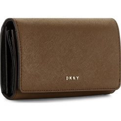 Duży Portfel Damski DKNY - Slgs Bryant Park R2235022 Teak 207. Brązowe portfele DKNY, bez wzorów, ze skóry. W wyprzedaży za 239.00 zł.