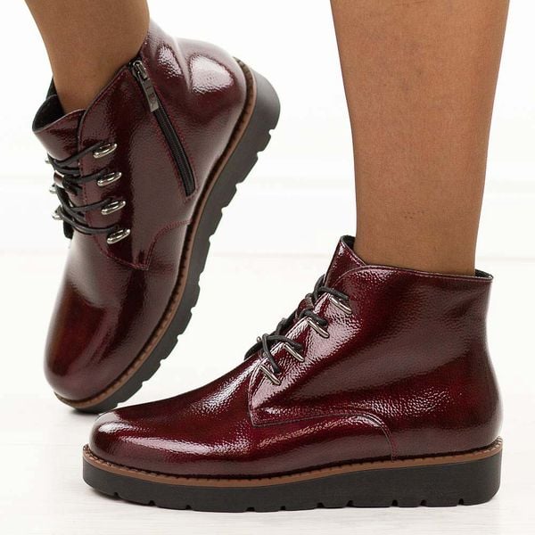 Bordowe lakierowane botki damskie Potocki 19360. Czerwone botki POTOCKI, na jesień, z aplikacjami, z jeansu, z okrągłym noskiem, bez obcasa, na płaskiej podeszwie, bez zapięcia. Za 229.00 zł.