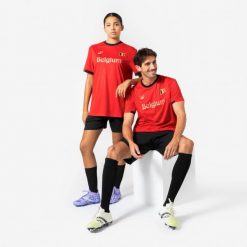 Koszulka piłkarska dla kibiców Belgia 2026. Czarne bluzki KIPSTA, xl, bez wzorów, z materiału, sportowe, bez kołnierzyka, bez ramiączek. Za 44.99 zł.