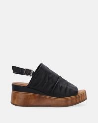 CZARNE SANDAŁY NA KOTURNIE 0028385 BLACK. Czarne sandały Venezia, bez wzorów, ze skóry, bez obcasa, na koturnie, bez zapięcia. Za 339.00 zł.