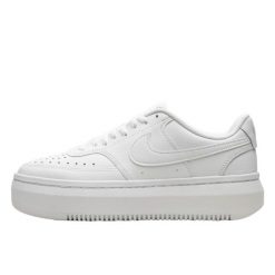 Buty do chodzenia damskie Nike Court Vision Alta. Białe obuwie sportowe Nike, z materiału, bez zapięcia, trekkingowe, Nike Court. Za 519.99 zł.