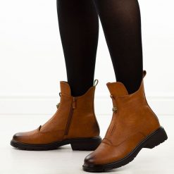 Camelowe botki damskie M.Daszyński 2501-6. Brązowe botki M.Daszyński, na jesień, bez wzorów, ze skóry, bez obcasa, bez zapięcia. Za 199.00 zł.