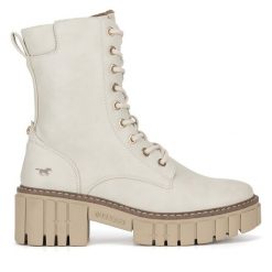 Botki Mustang. Białe botki Mustang, bez wzorów, bez obcasa, na słupku, bez zapięcia. Za 319.99 zł.