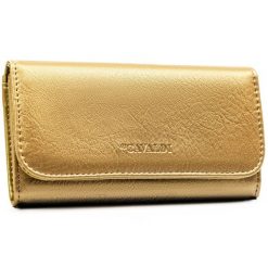 Duży portfel damski ze skóry ekologicznej w złotym kolorze, zamykany zatrzaskiem - 4U Cavaldi. Żółte portfele 4U Cavaldi, bez wzorów, ze skóry ekologicznej. Za 45.00 zł.