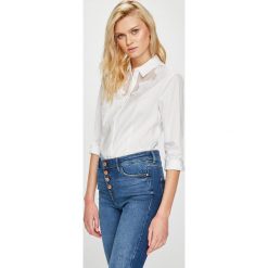Guess Jeans - Koszula. Białe koszule Guess Jeans, l, z aplikacjami, z bawełny, eleganckie, bez kołnierzyka, bez ramiączek. W wyprzedaży za 319.90 zł.