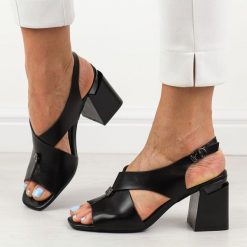 Czarne sandały damskie na słupku Vinceza 62111. Czarne sandały VINCEZA, z aplikacjami, ze skóry, eleganckie, bez obcasa, na słupku, bez zapięcia. Za 149.00 zł.