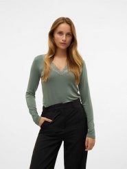 Vero Moda Koszulka w kolorze khaki rozmiar: L. Brązowe bluzki Vero Moda, l, bez wzorów, z koronki, bez kołnierzyka, bez ramiączek. Za 74.81 zł.