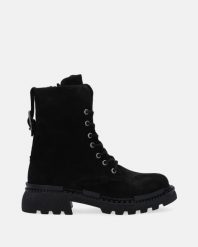 KLASYCZNE BOTKI ZAMSZOWE W KOLORZE CZARNYM 93834 BLACK. Czarne botki Venezia, bez wzorów, ze skóry, bez obcasa, bez zapięcia. Za 239.00 zł.
