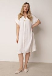 Biała Pudełkowa Sukienka z Lnem i Wiskozą Zdobiona Metalicznym Guzikiem Phisoth. Białe sukienki Born2be, do pracy, na lato, plus size, z aplikacjami, z bawełny, biznesowe, bez kołnierzyka, plus size, bez ramiączek, midi. Za 89.99 zł.