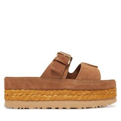 Klapki Ugg. Brązowe klapki UGG, bez wzorów, bez obcasa. Za 579.99 zł.