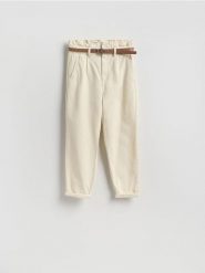 Jeansy paperbag z paskiem - beżowy. Brązowe jeansy Reserved, bez wzorów. Za 139.99 zł.