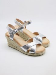 Bellucci Sandały w kolorze srebrnym na koturnie rozmiar: 36. Szare sandały Bellucci, bez wzorów, z otwartym noskiem, bez obcasa, na koturnie, bez zapięcia. Za 88.02 zł.