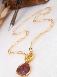 L'Atelier de Gaia Pozłacany naszyjnik z zawieszką - dł. 45 cm rozmiar: onesize. Brązowe naszyjniki L'Atelier de Gaia, z kwarcem, pozłacane. Za 75.34 zł.