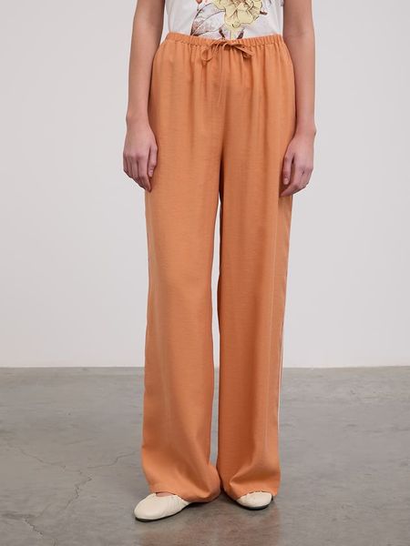 BGN Spodnie w kolorze pomarańczowym rozmiar: 40. Pomarańczowe spodnie materiałowe BGN, bez wzorów, z materiału. Za 101.23 zł.