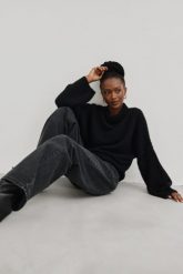 Spodnie jeansowe z szerokimi nogawkami w kolorze WASHED BLACK - MANHATTAN. Czarne spodnie materiałowe Marsala, na co dzień, m, z aplikacjami, z denimu. Za 459.90 zł.