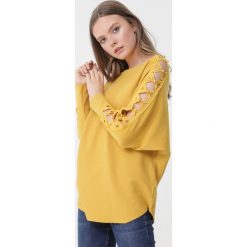 Żółty Sweter Zariah. Żółte swetry Born2be, l, bez wzorów, bez ramiączek. Za 89.99 zł.